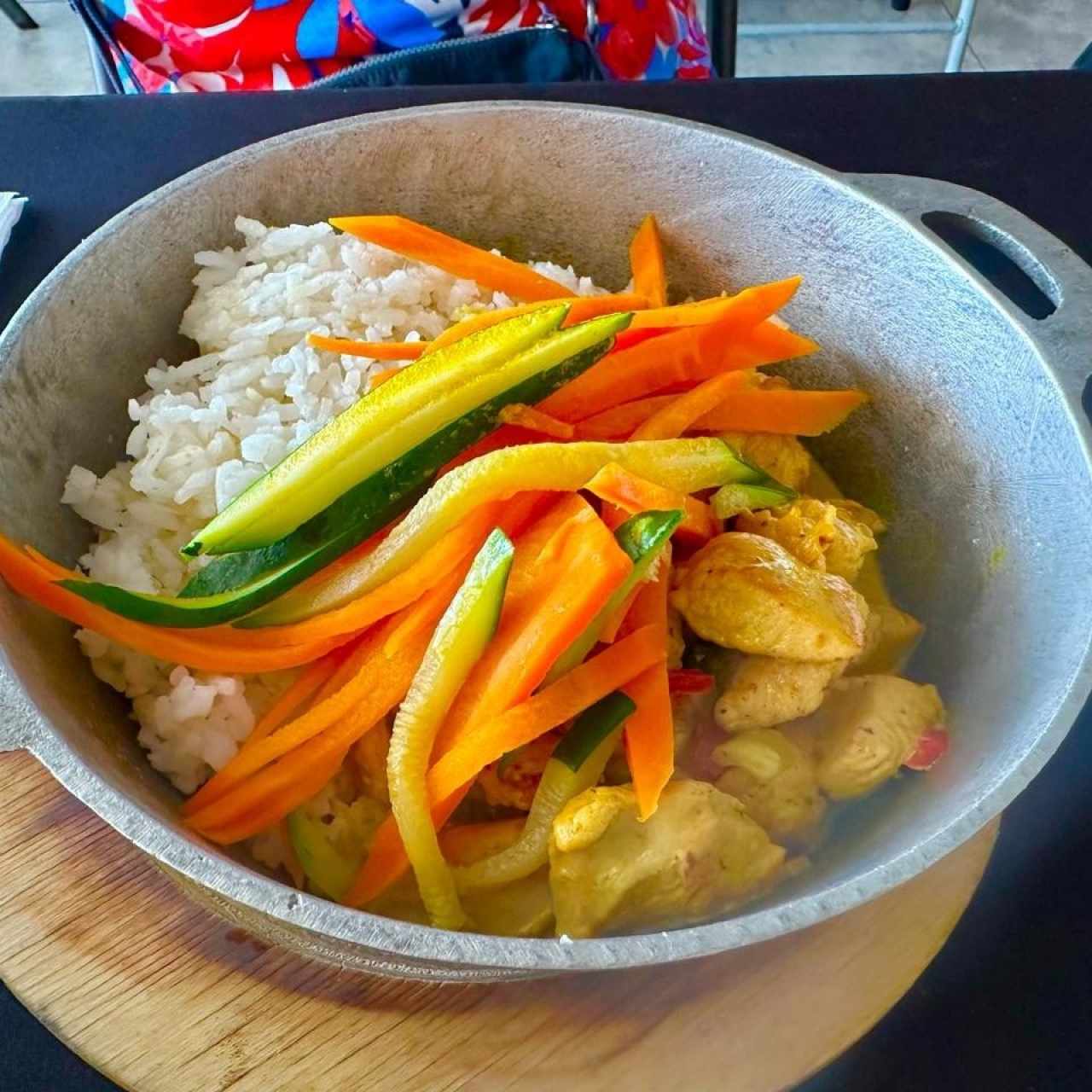 PATRIMONIO AFROANTILLANO (Paila de Curry Panomeño preparado con Leche de Coco, con de Arroz al Vopor y Pechugo de Polio)