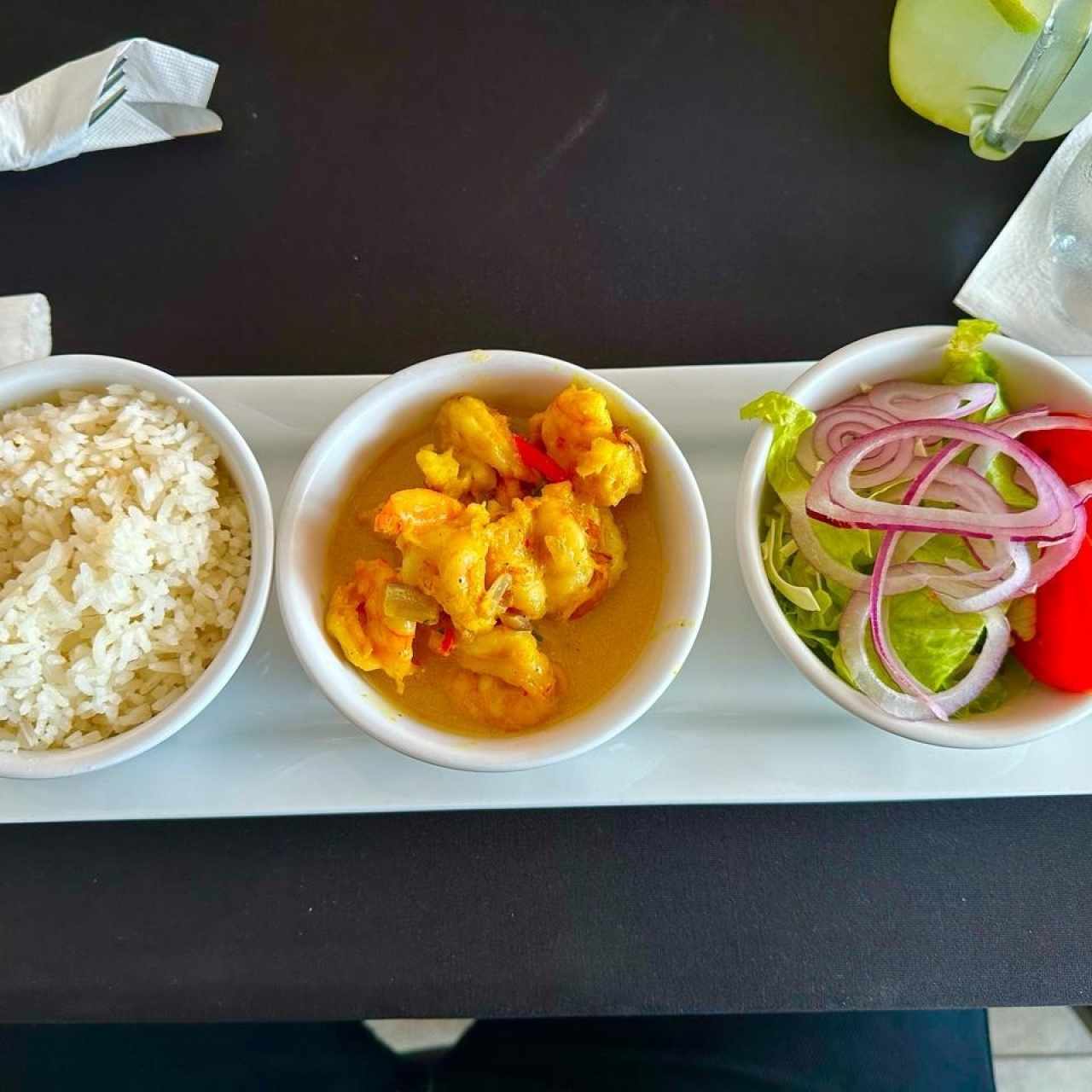 CAMARONES COSTA ABAJO (Sellados en sartén, cubiertos con curry, cilantro, pimientos dulces y coco, servidos con arroz tropical y vegetales frescos)