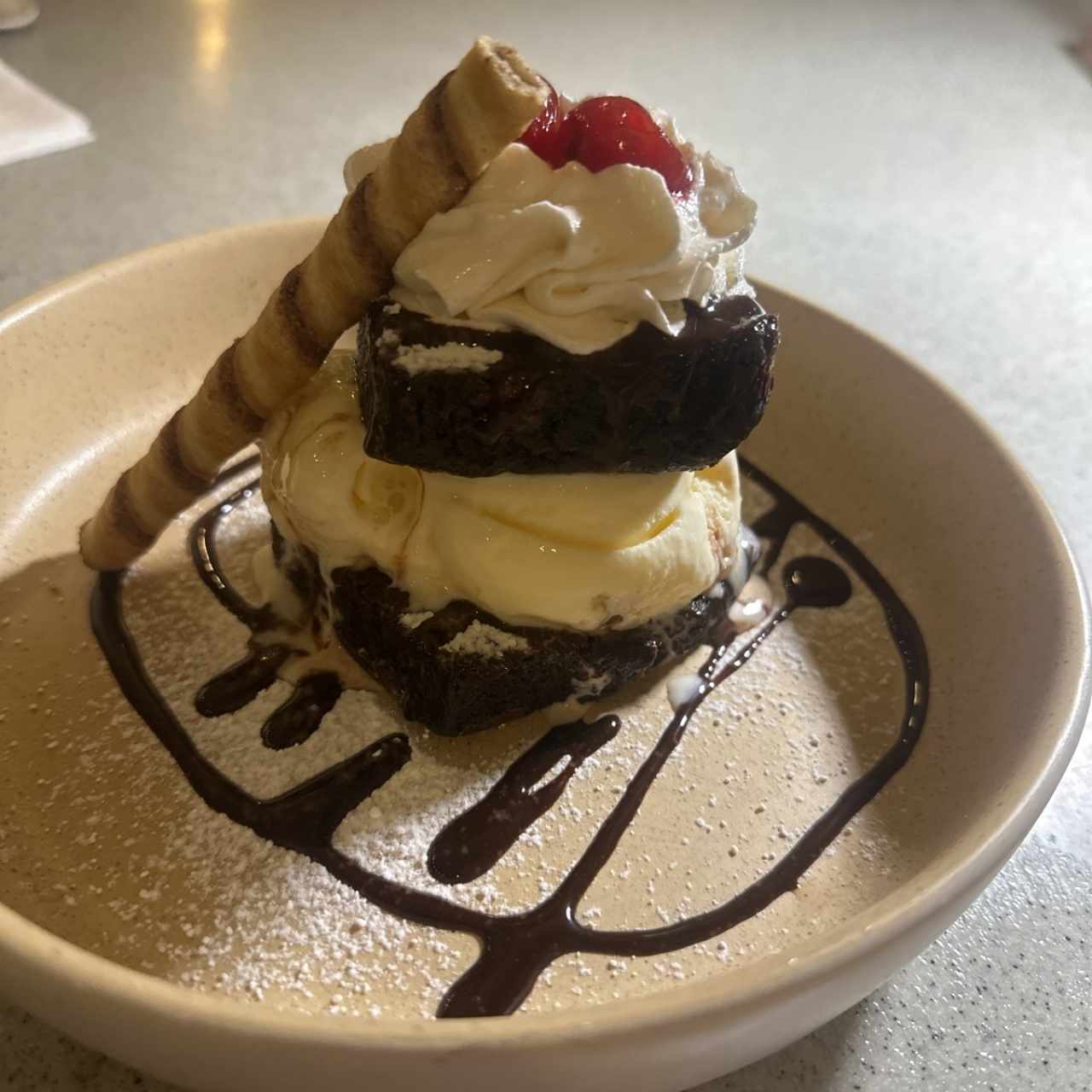 EMPAREDADO DE BROWNIE CON HELADO