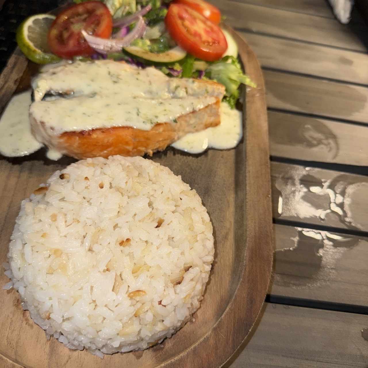 Salmón con hierbas finas y limon