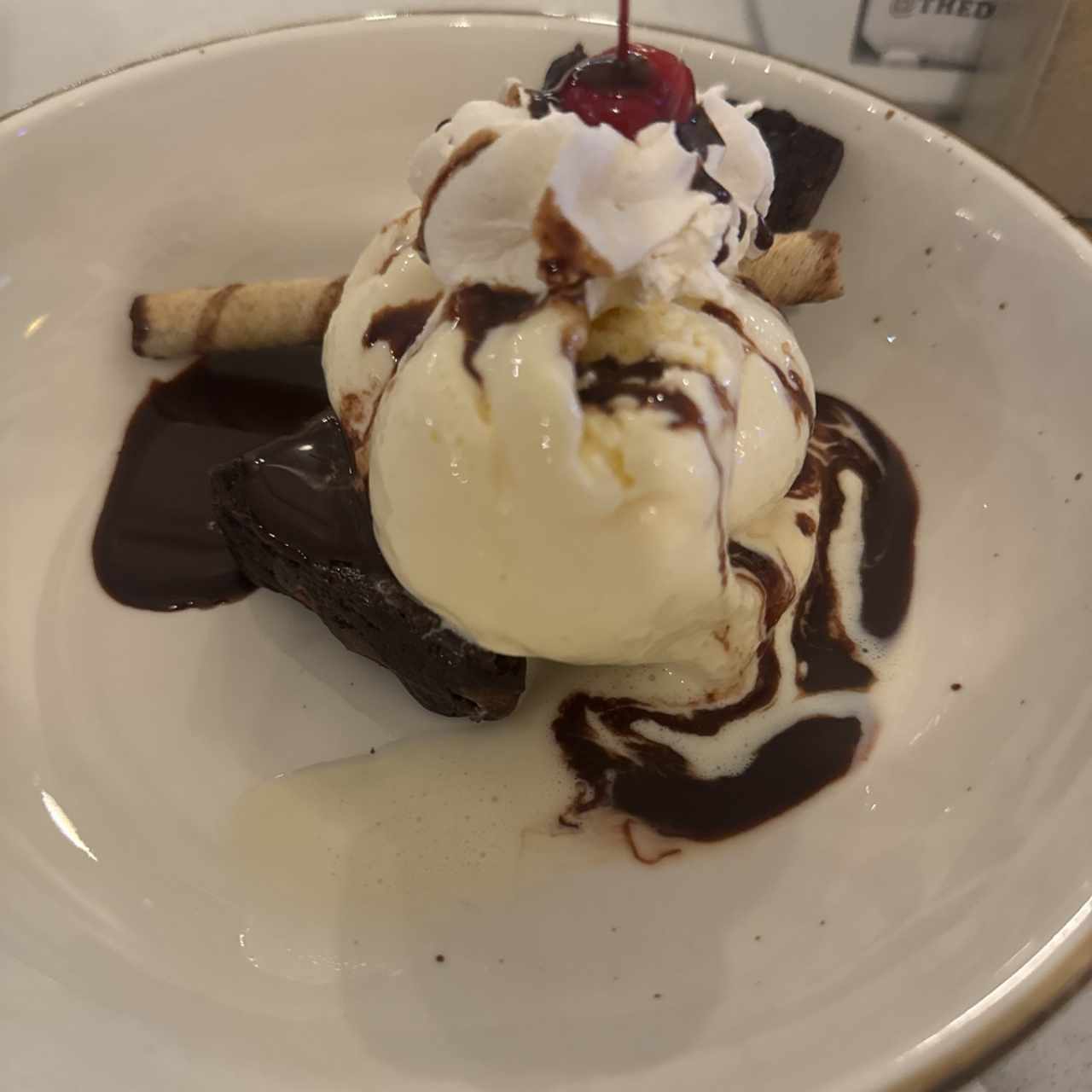 EMPAREDADO DE BROWNIE CON HELADO