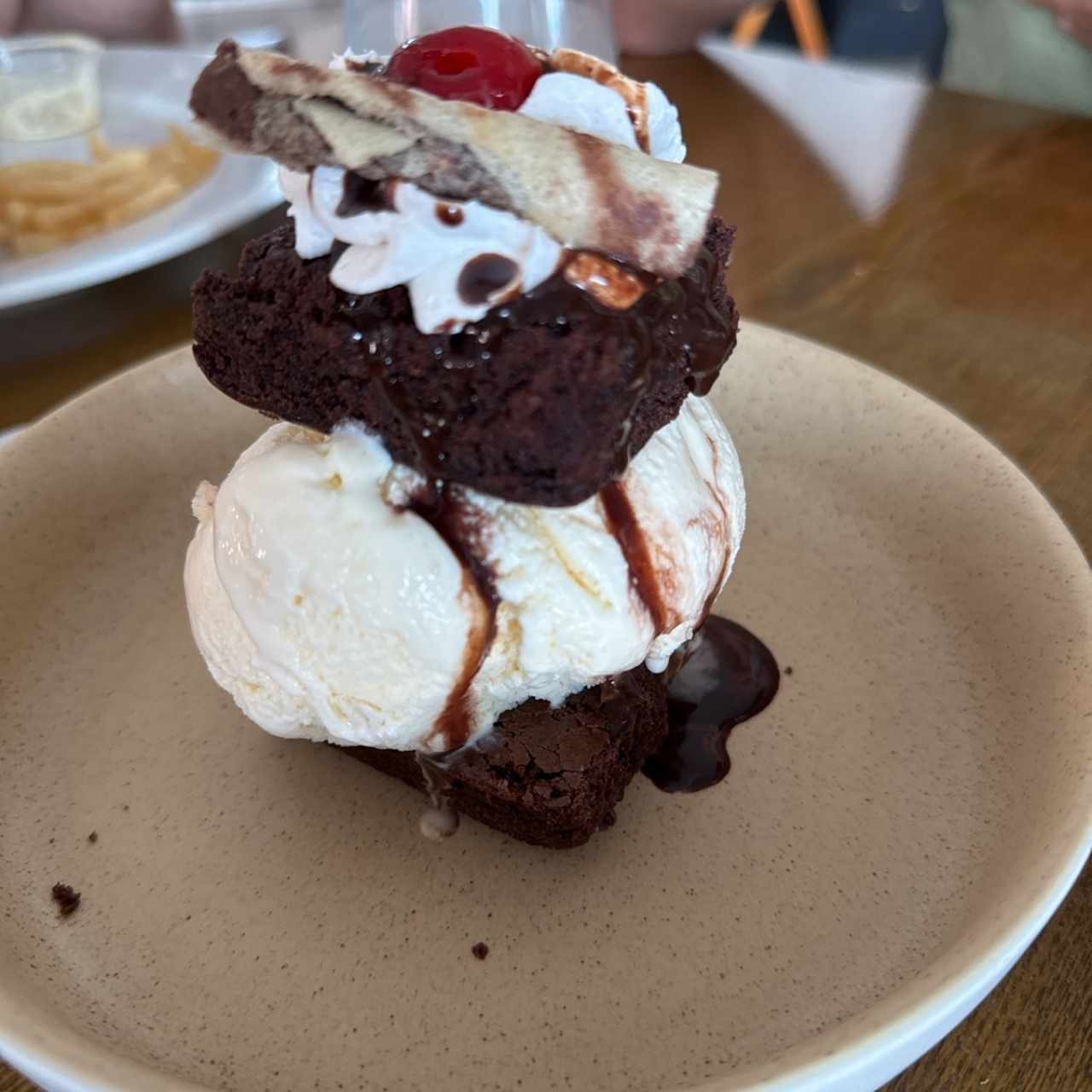 EMPAREDADO DE BROWNIE CON HELADO