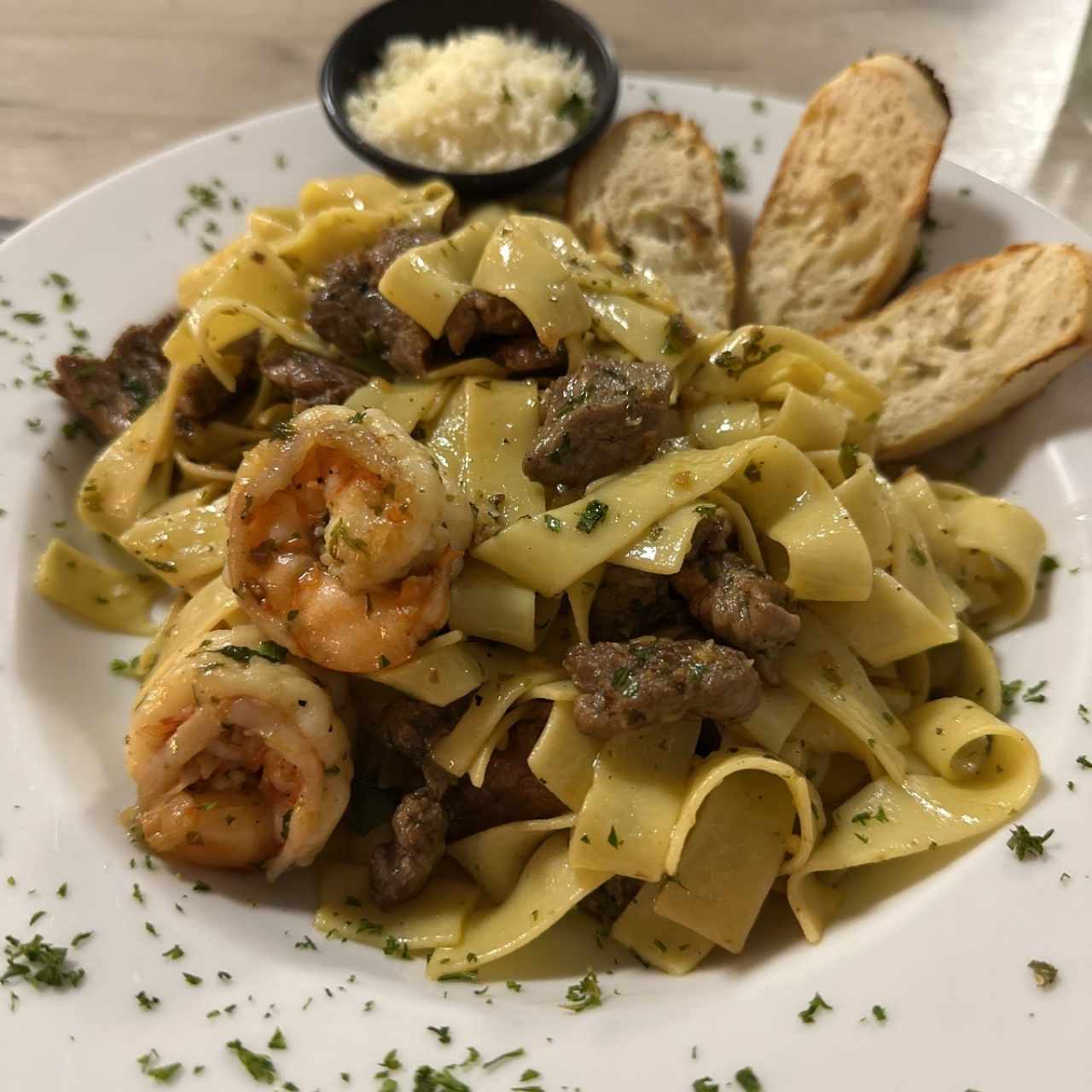 Fettuccini Mar y Tierra al óleo 