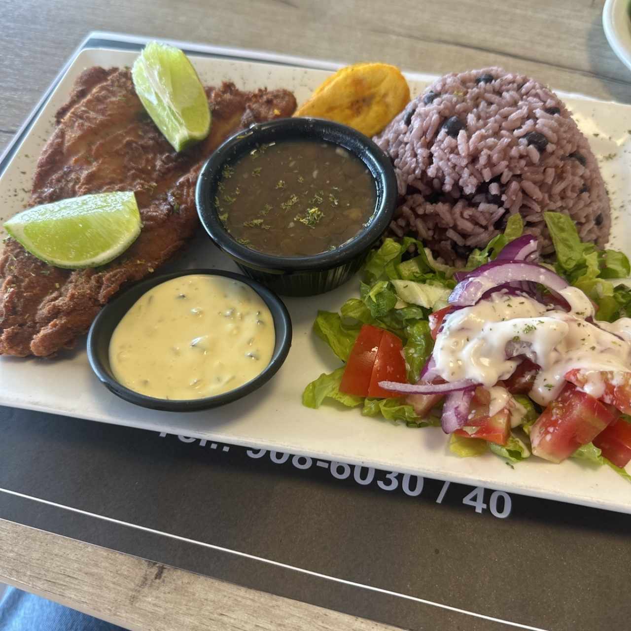 Filete de pescado apanado con acompañamientos