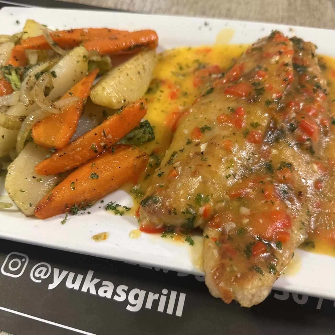 Corvina al ajillo con vegetales salteados 