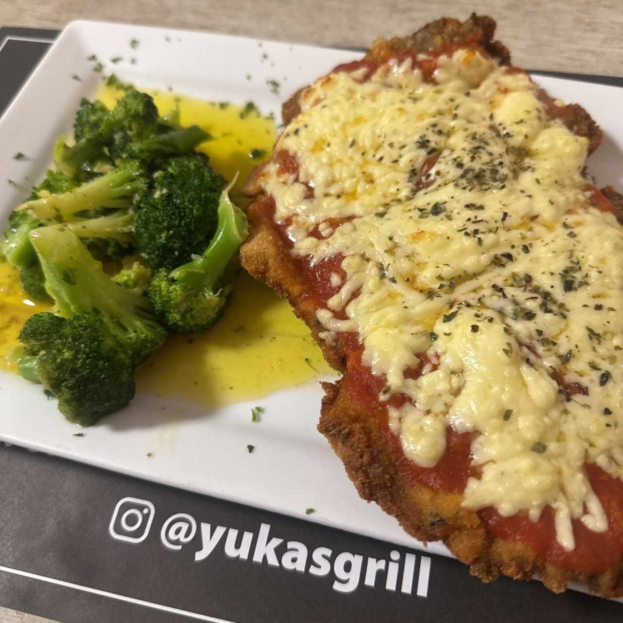 Milanesa de res con brócoli salteado 