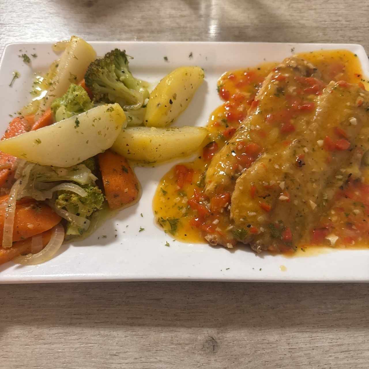 Corvina al ajillo con vegetales salteados 