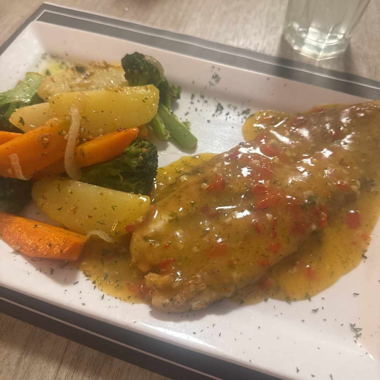 Corvina al ajillo con vegetales salteados 