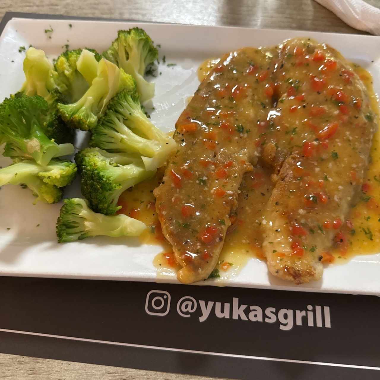 Filete de corvina al ajillo con brócoli 