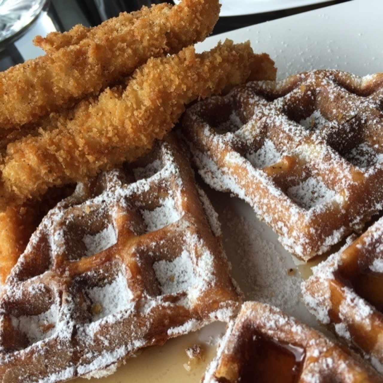waffles y chicken fingers