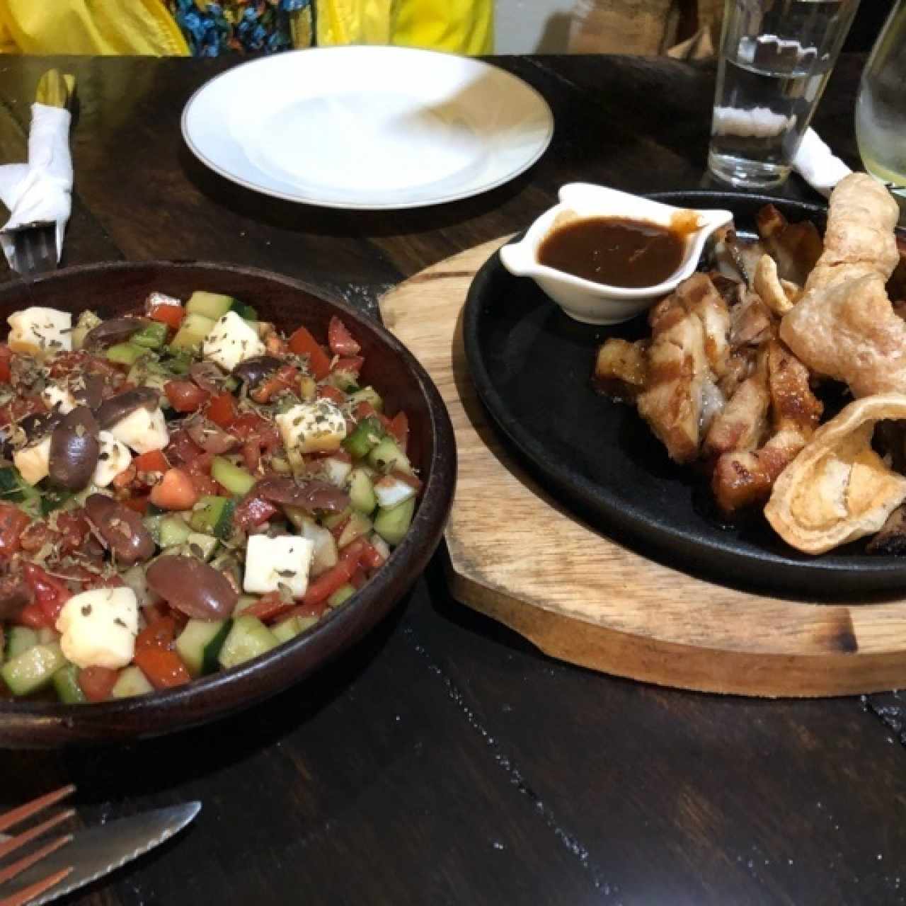 costillas de cerdo con ensalada griega