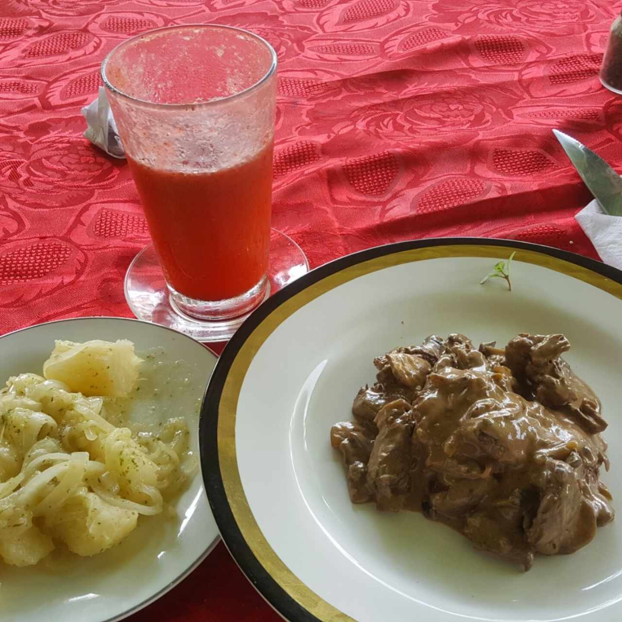 filete stroganoff con yuca al moho