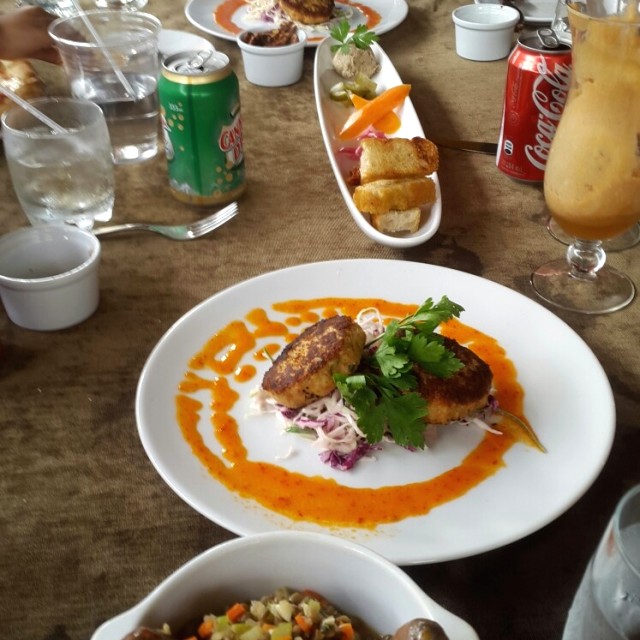 Entradas varias (croquetas de camarón, paté berenjena ahumado, lentejas y chorizo)