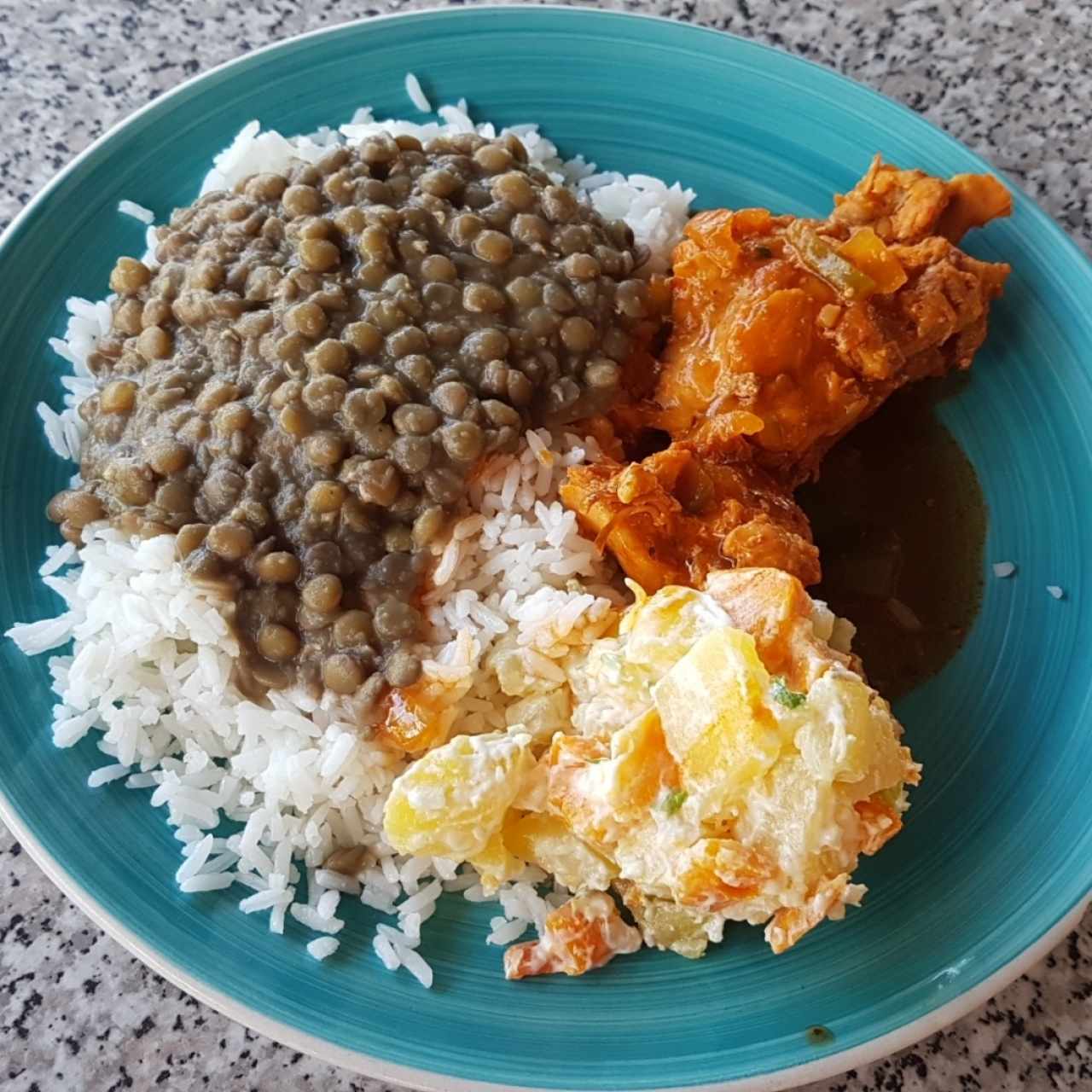 El respectivo arroz con lentejas , pollo guisado y ensalada de papas ❤