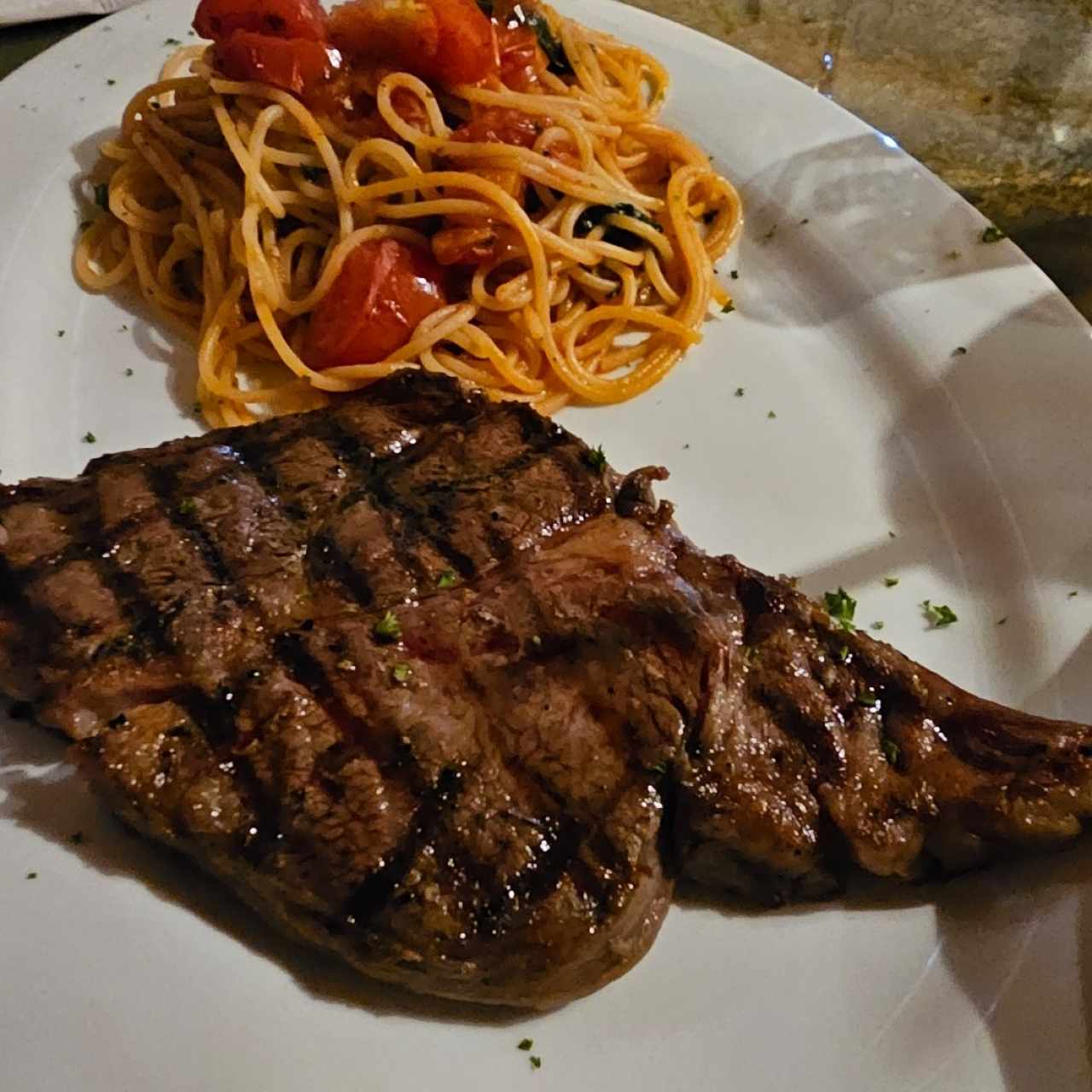 Ribete con spaguetti,,  tomate fresco al oleo