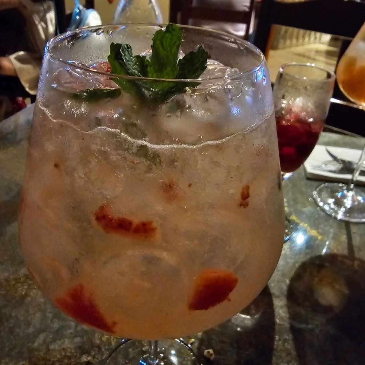 gyn Tonic. unos frutos rojos.