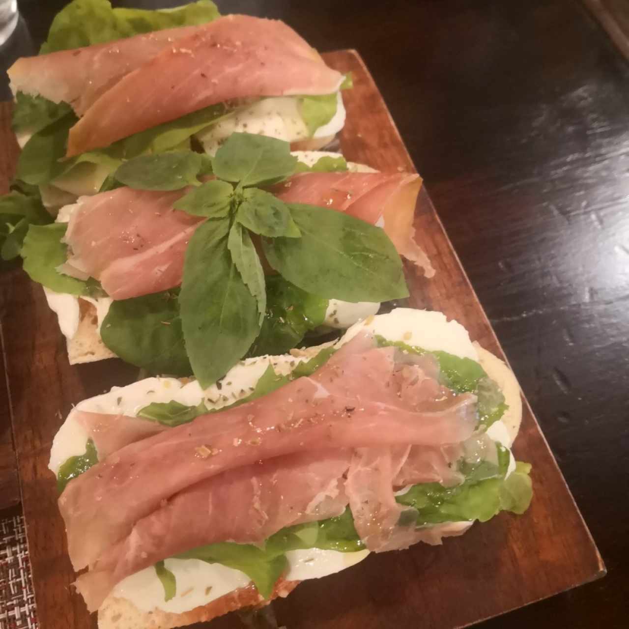 bruschetta jamón serrano, rugula y queso. 