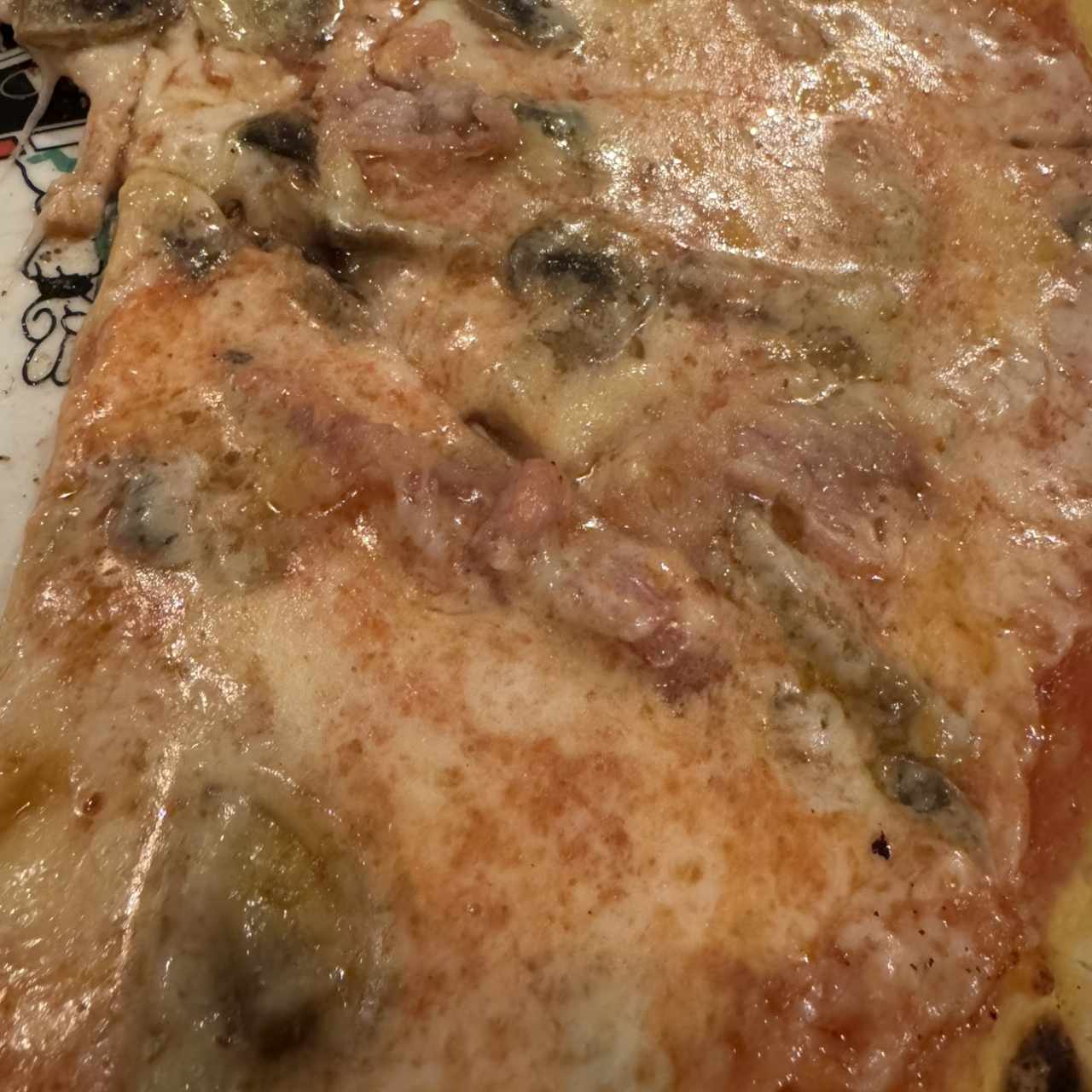 Pizza artesanal tocino con champiñones 