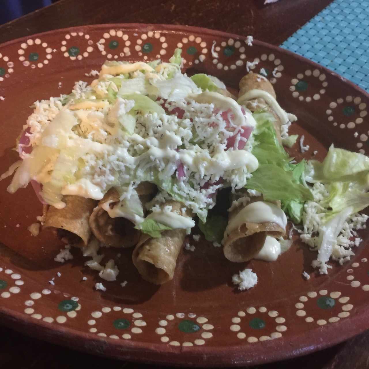 Tacos dorados de carne