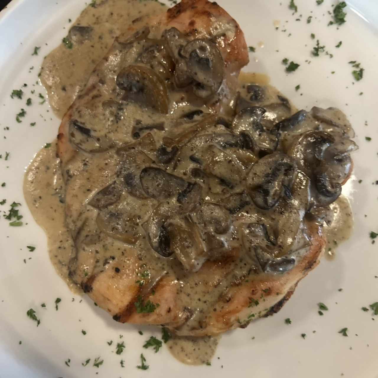 Filete de pechuga en salsa de hongos 