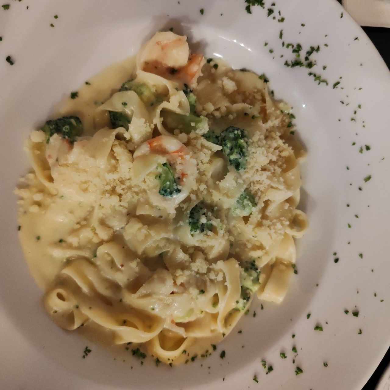 Pasta con camarones y brócoli en salsa blanca