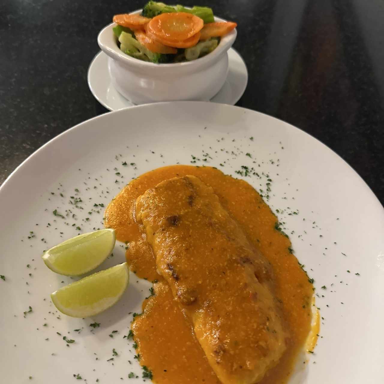Corvina al ajillo con vegetales salteados 