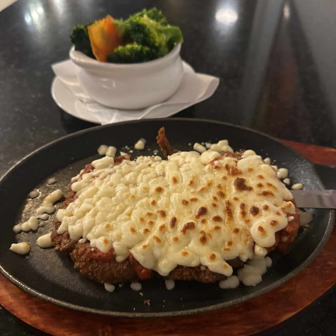 Milanesa de res a la parmigiana con vegetales 