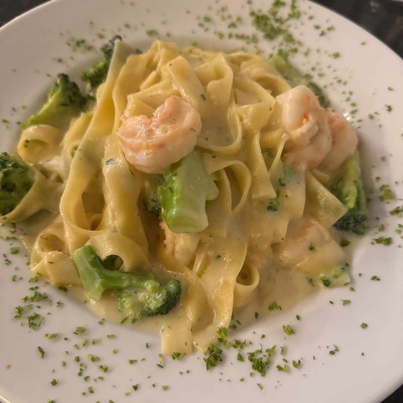 Fettuccine con camarones y brócoli 