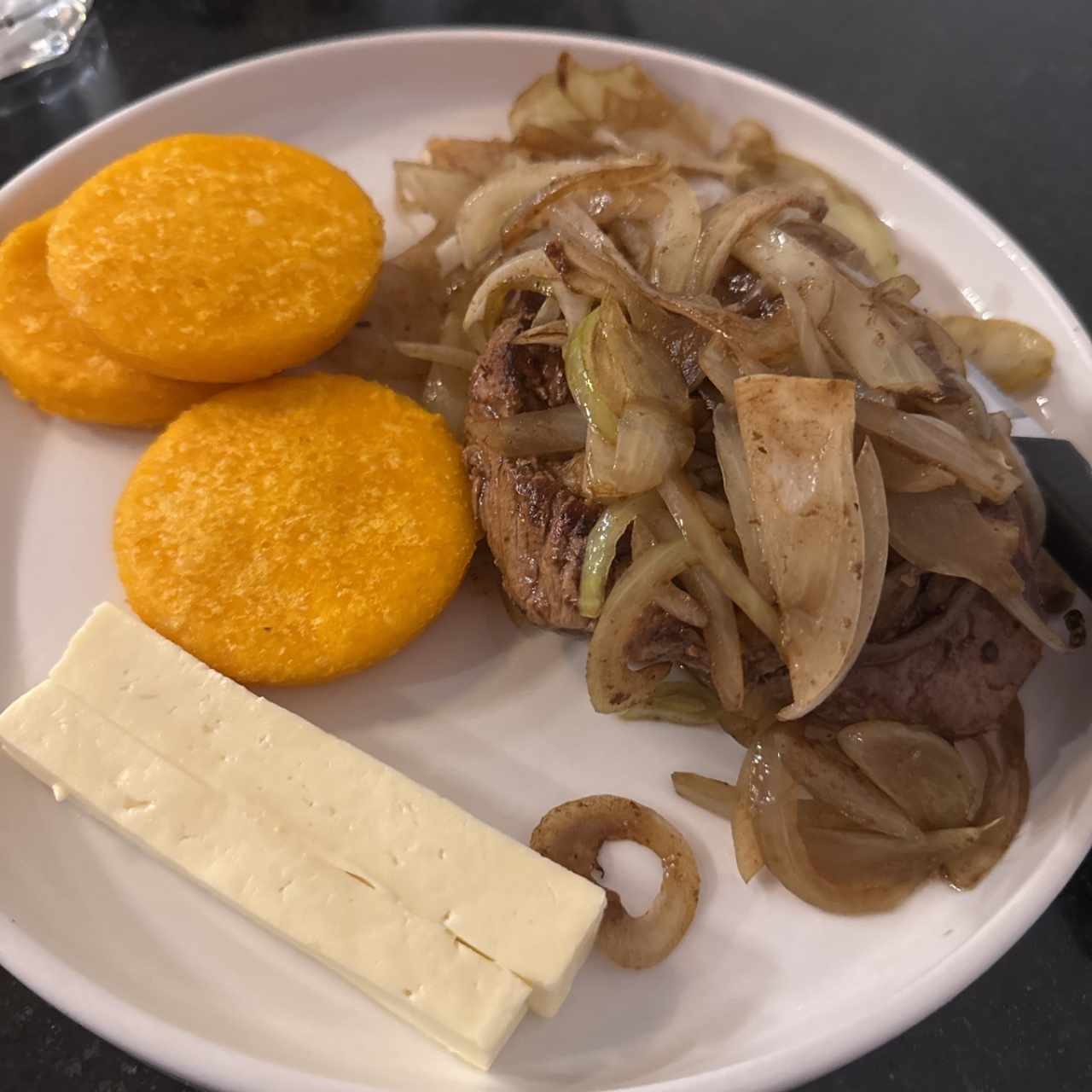 Filete de res encebollado 