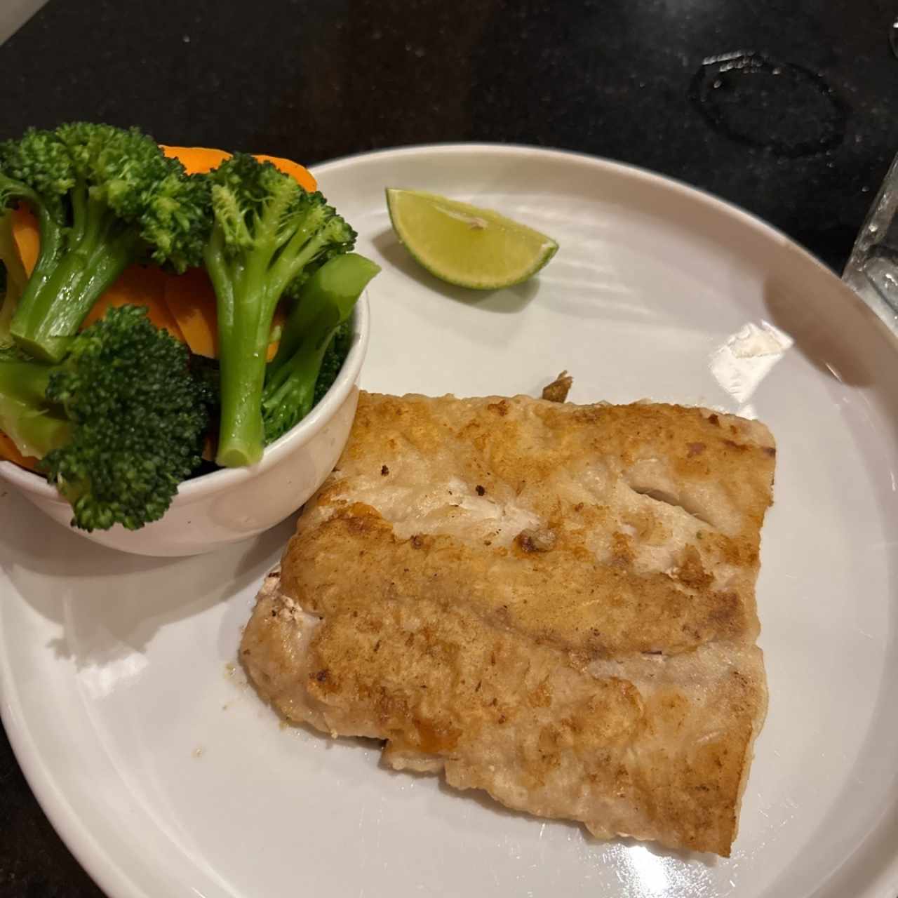 Corvina a la plancha con vegetales salteados 
