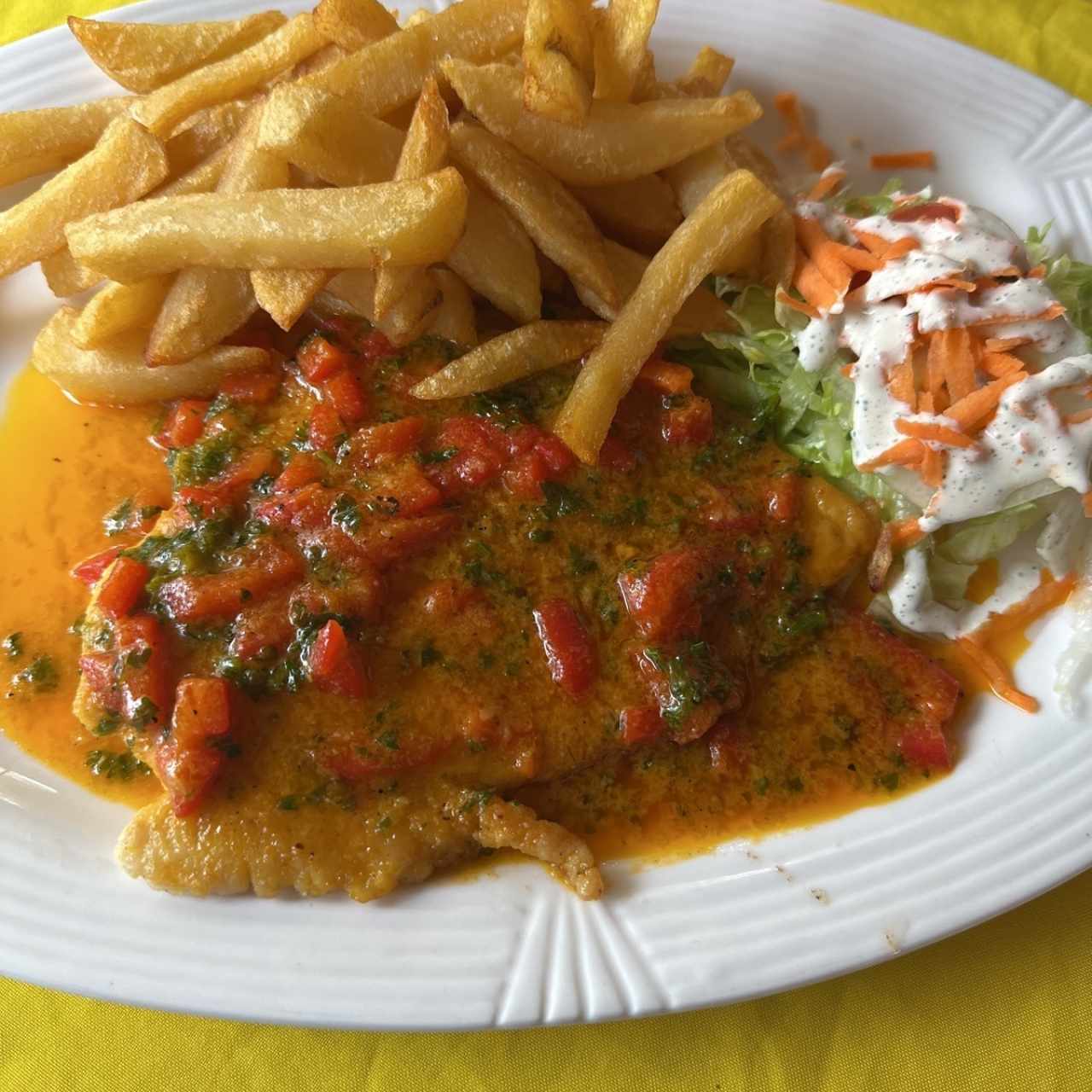 Filete de corvina al ajillo con papas