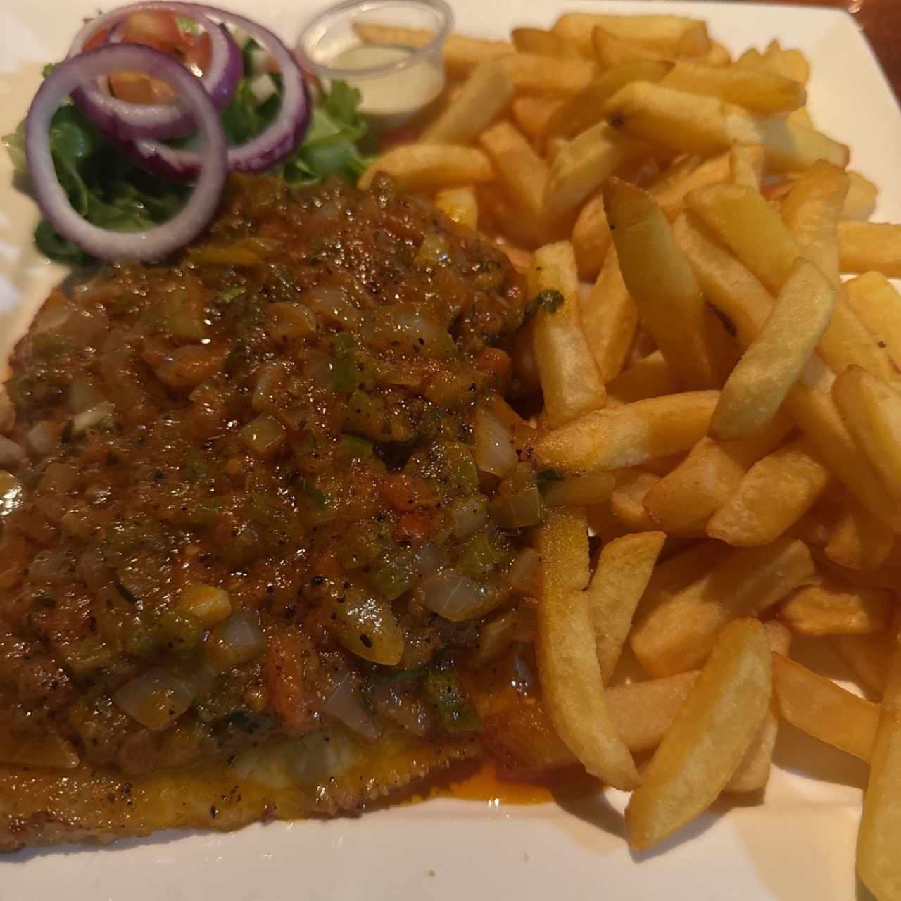 Corvina a la criolla con papas 