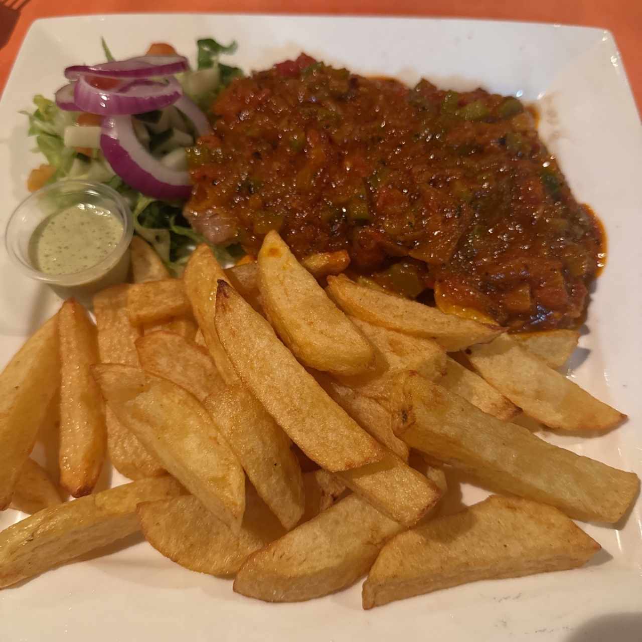 Filete de Corvina a la Criolla con papas 