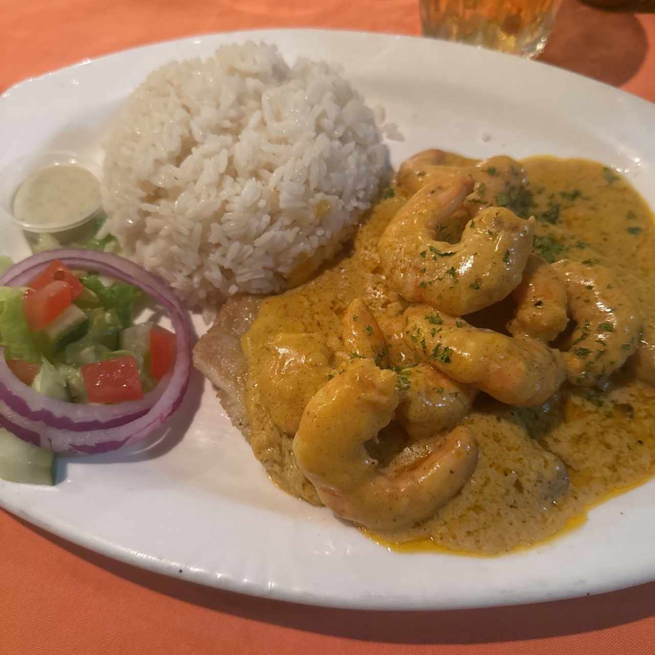 Filete de pescado en salsa de camarones 