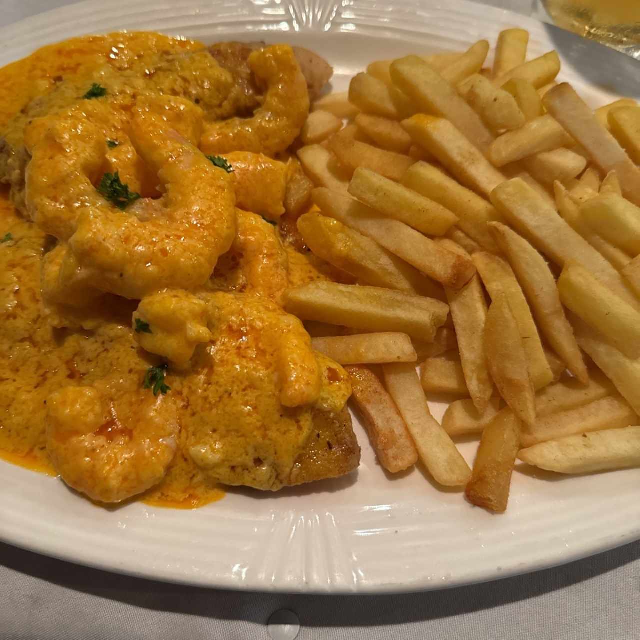 Filete de pescado en salsa de camarones con papas 