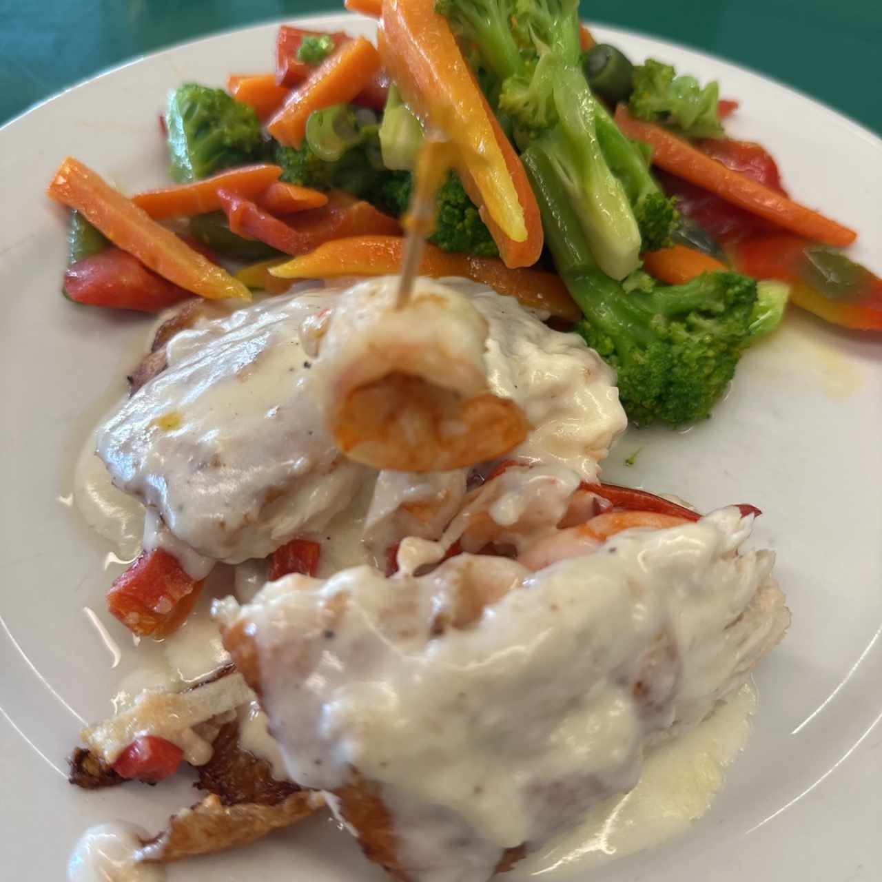 Corvina rellena de camarones con vegetales 