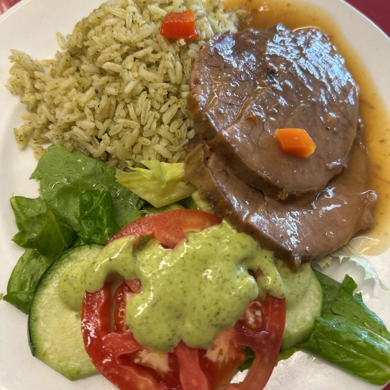 Lomo a la pimienta con arroz verdyy ensalada 
