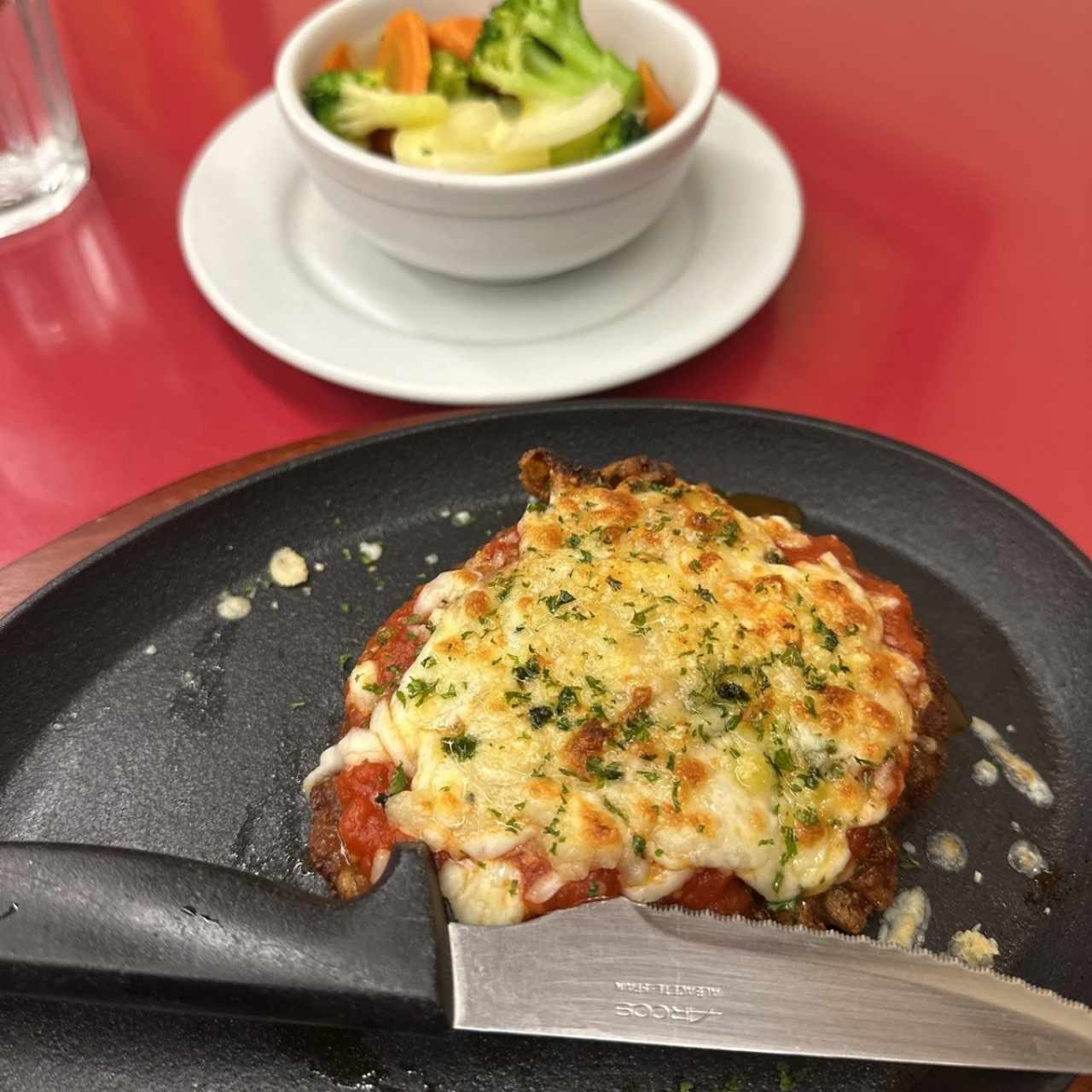 Filete de res a la parmigiana con vegetales 