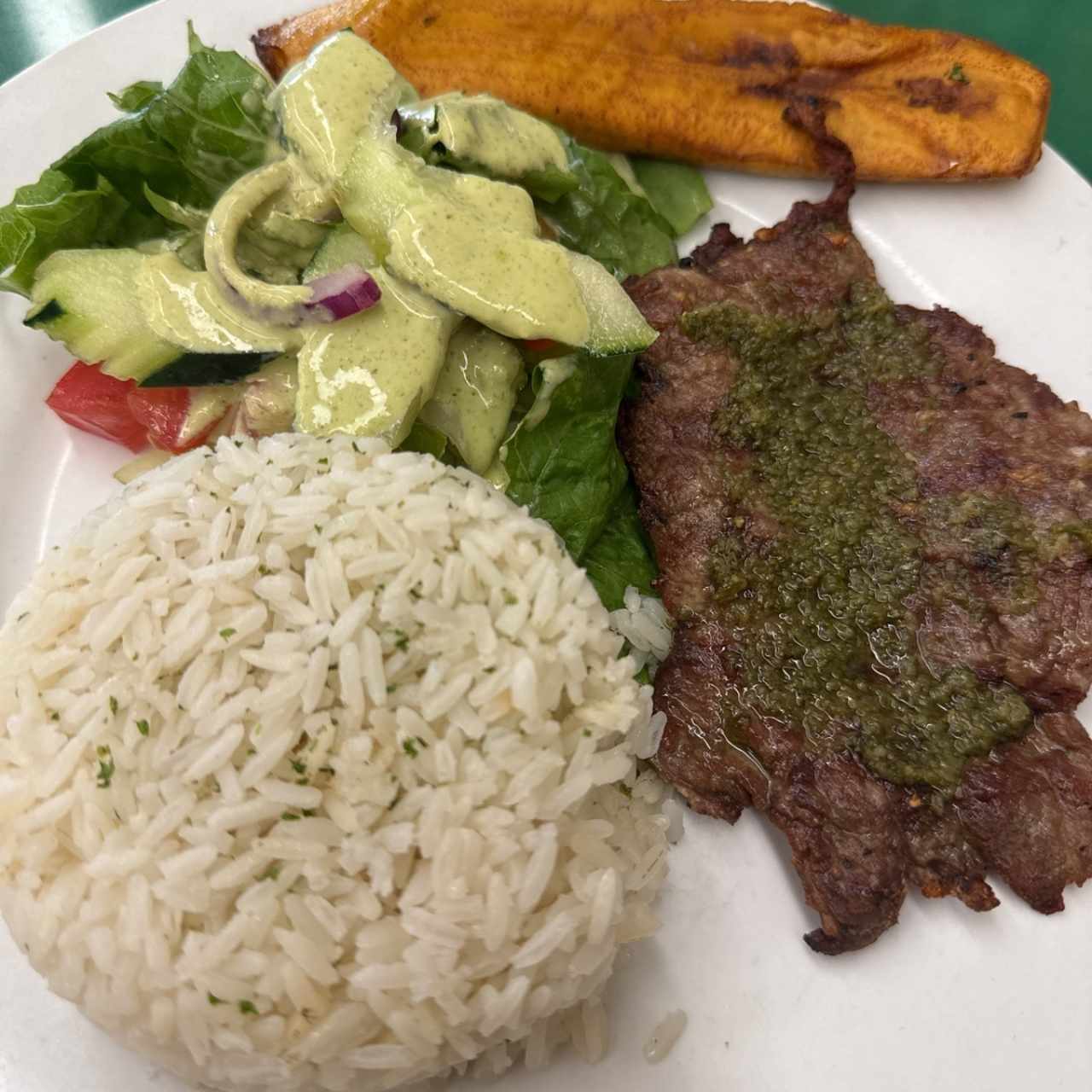 Carne a la parrilla con arroz 