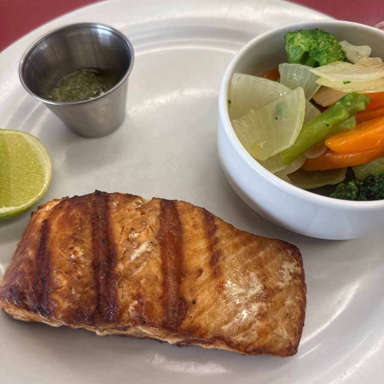 Salmón a la parrilla con vegetales salteados 