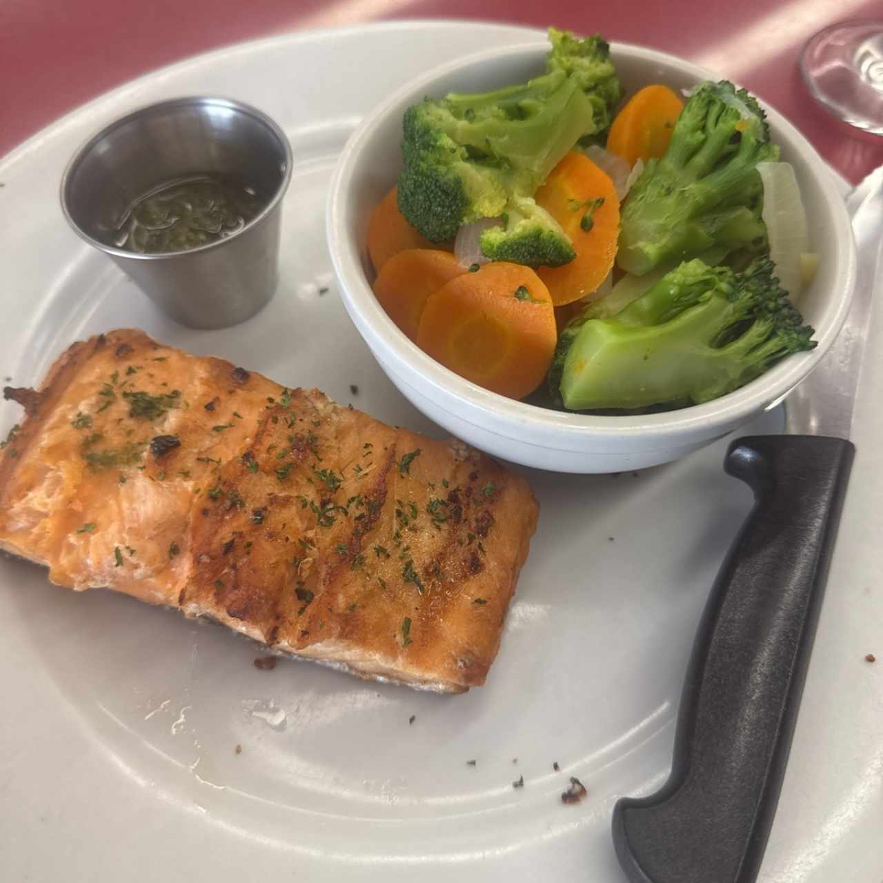 Salmón a la parrilla con vegetales 