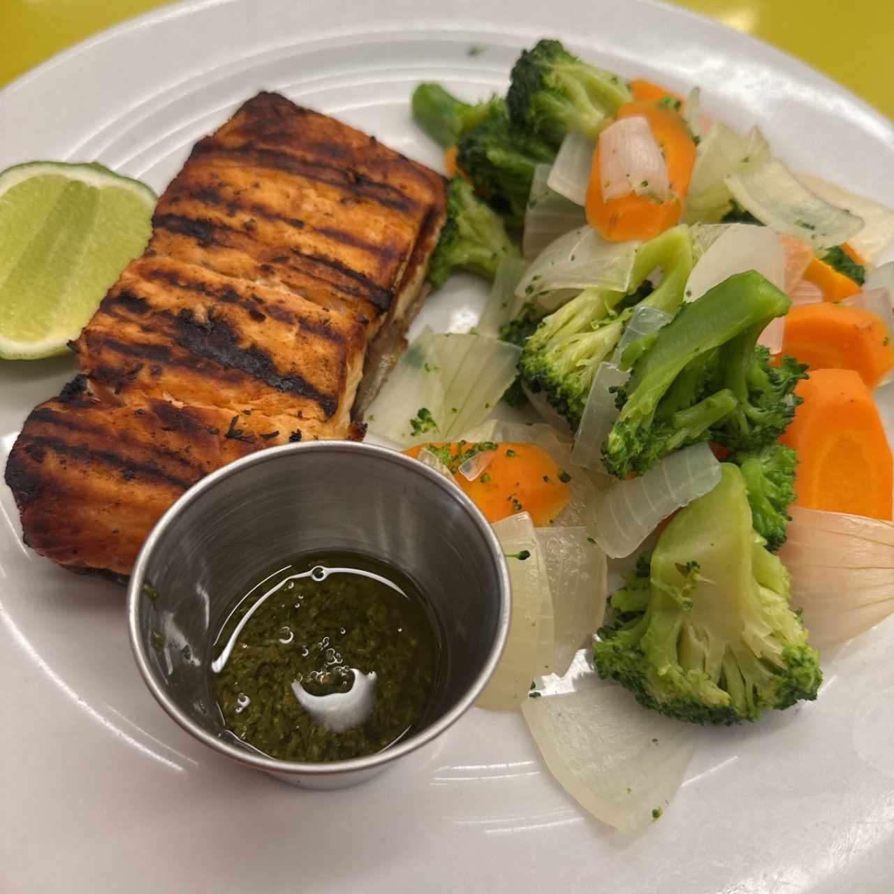 Salmón a la parrilla con vegetales 