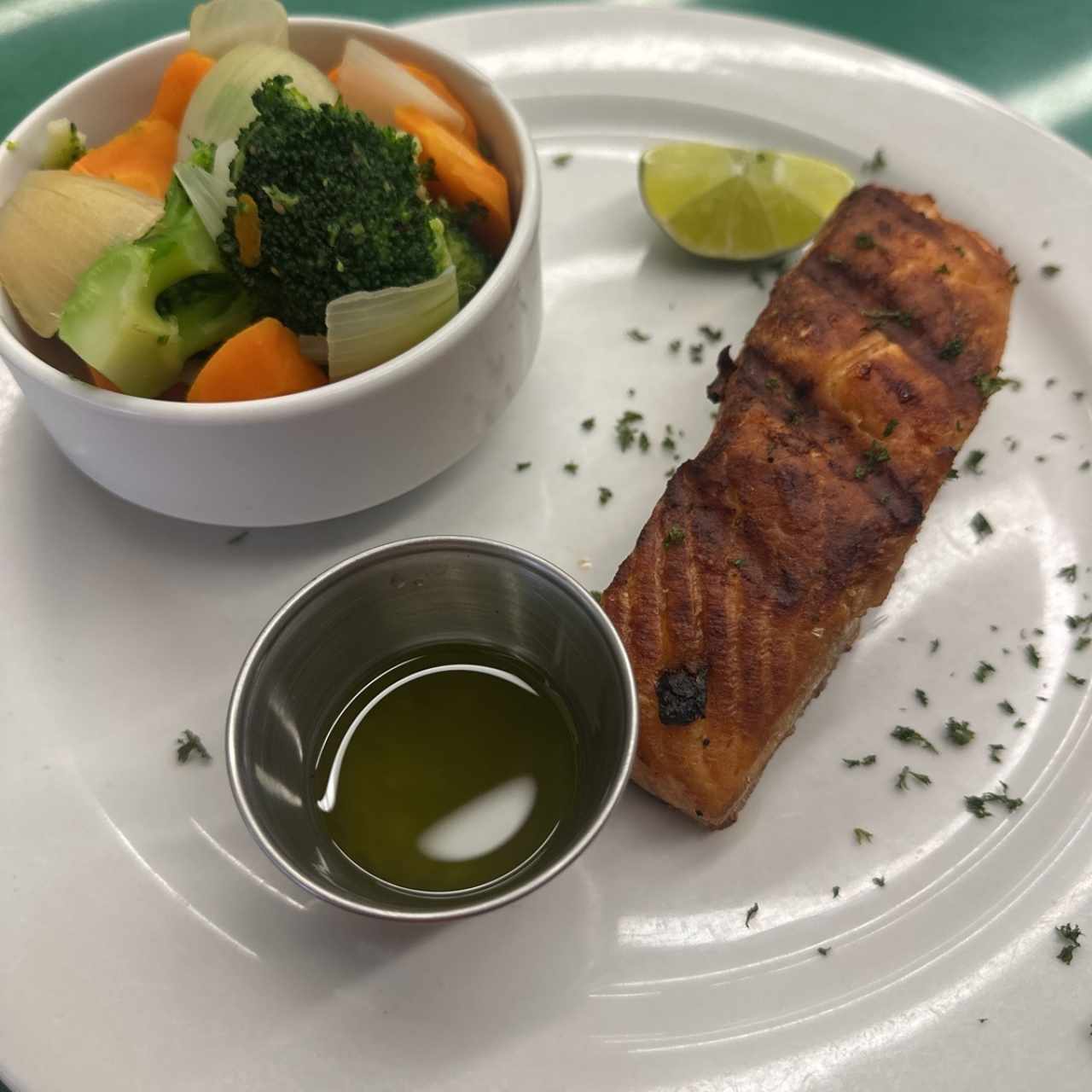 Salmón a la parrilla con vegetales 