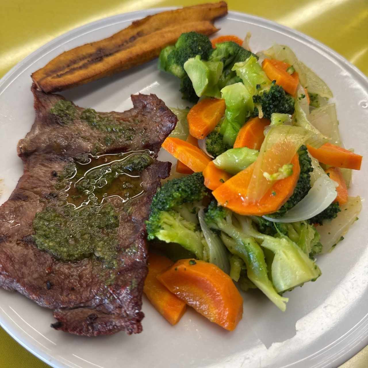 Carne a la parilla con vegetales 
