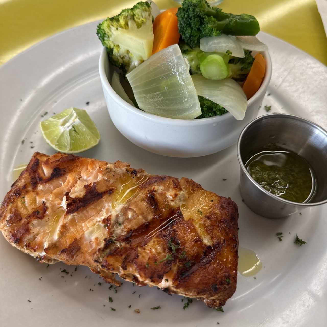 Salmón a la parrilla con vegetales 