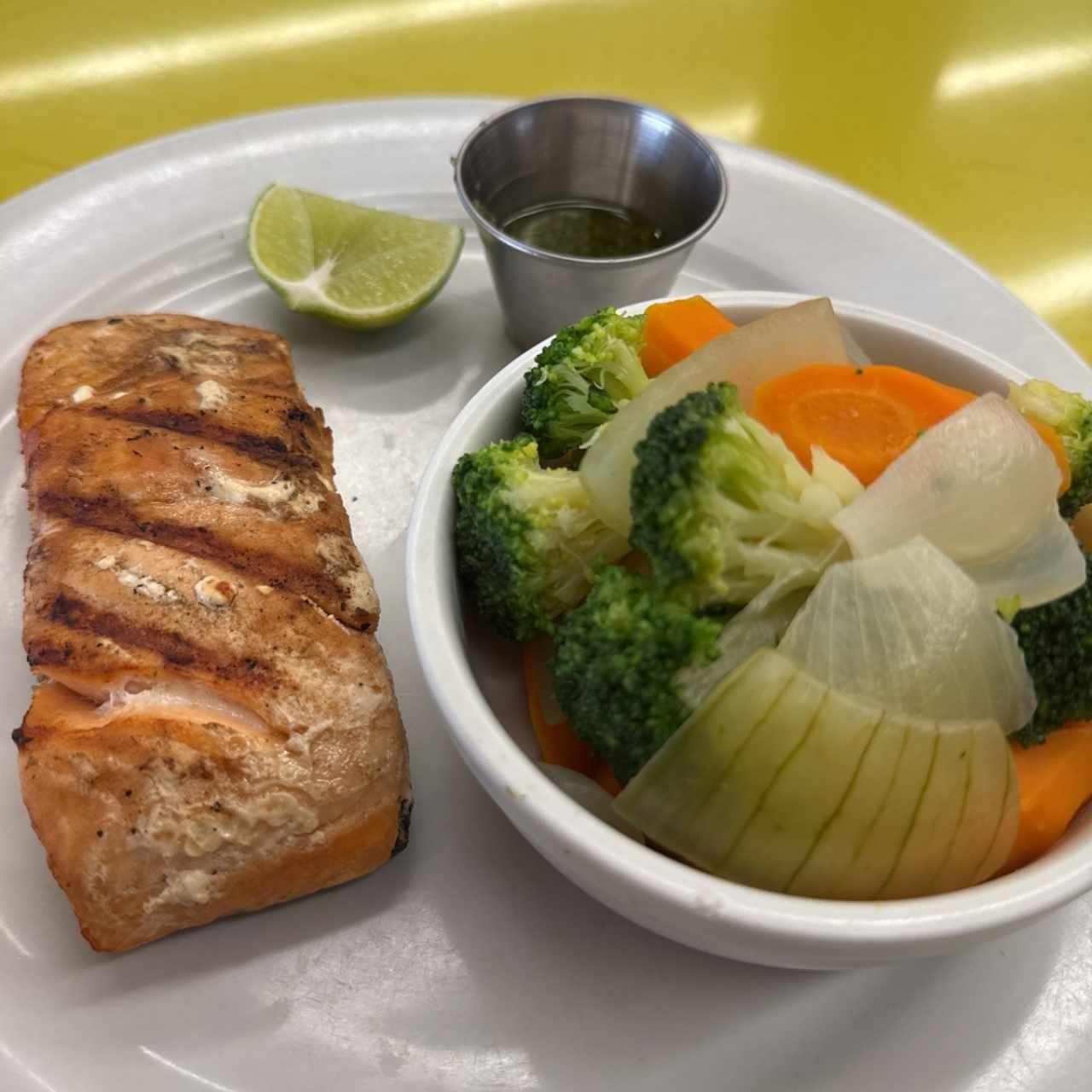 Salmón a la parrilla con vegetales 