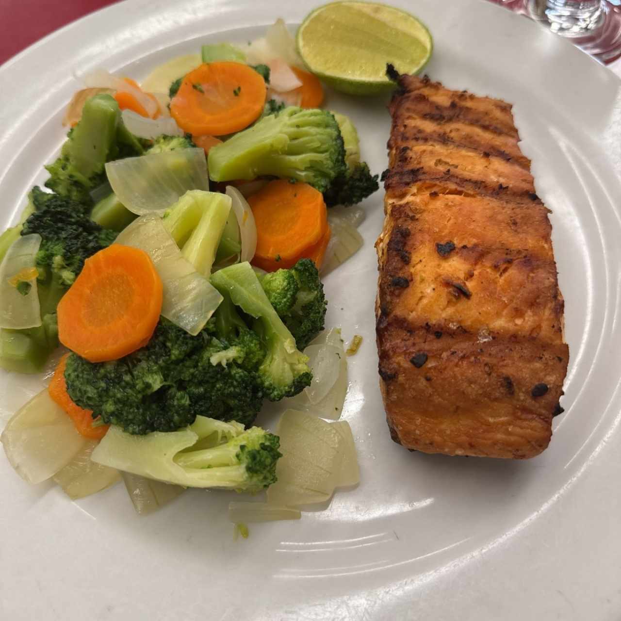 Salmón a la parrilla con vegetales salteados 