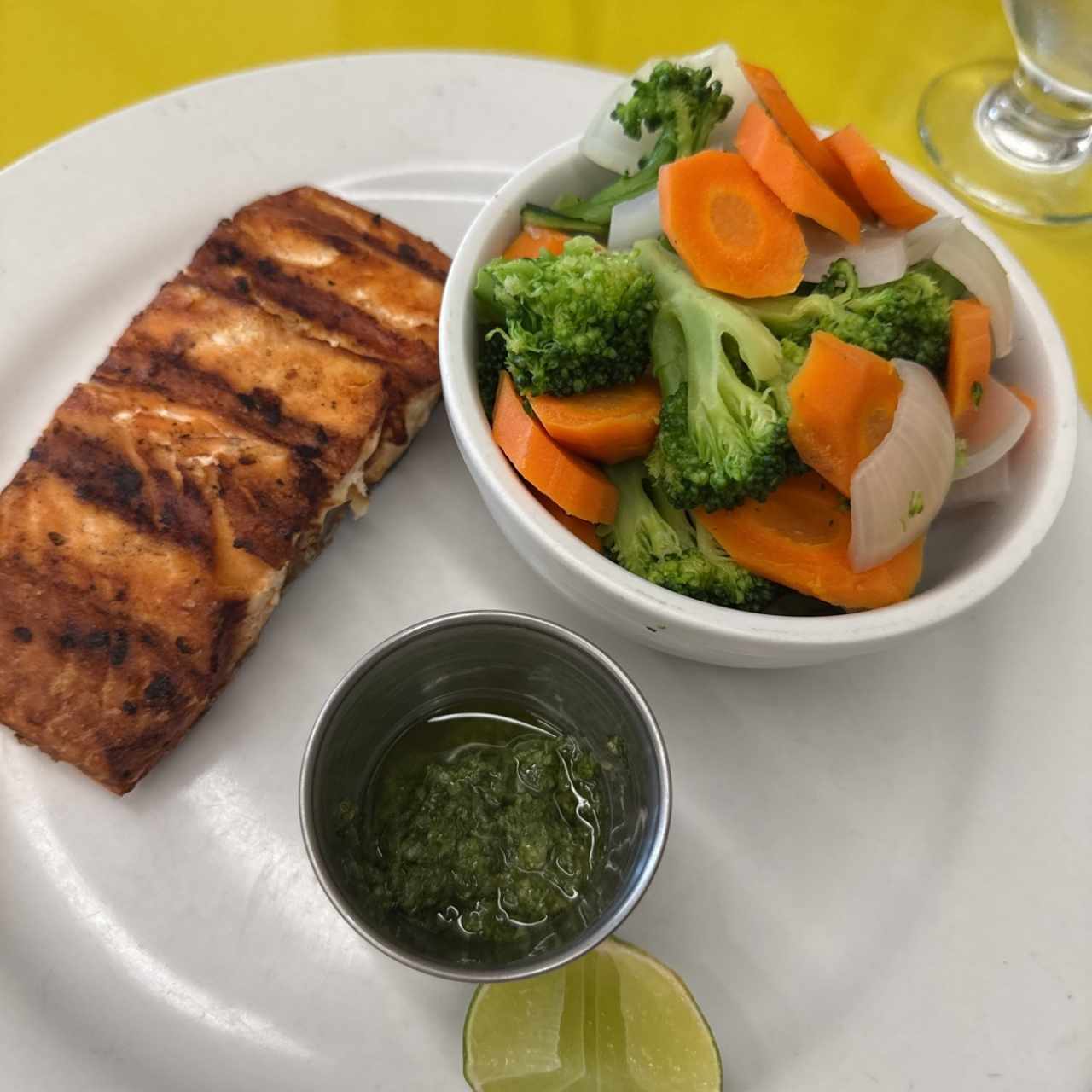 Salmón a la parrilla con vegetales 