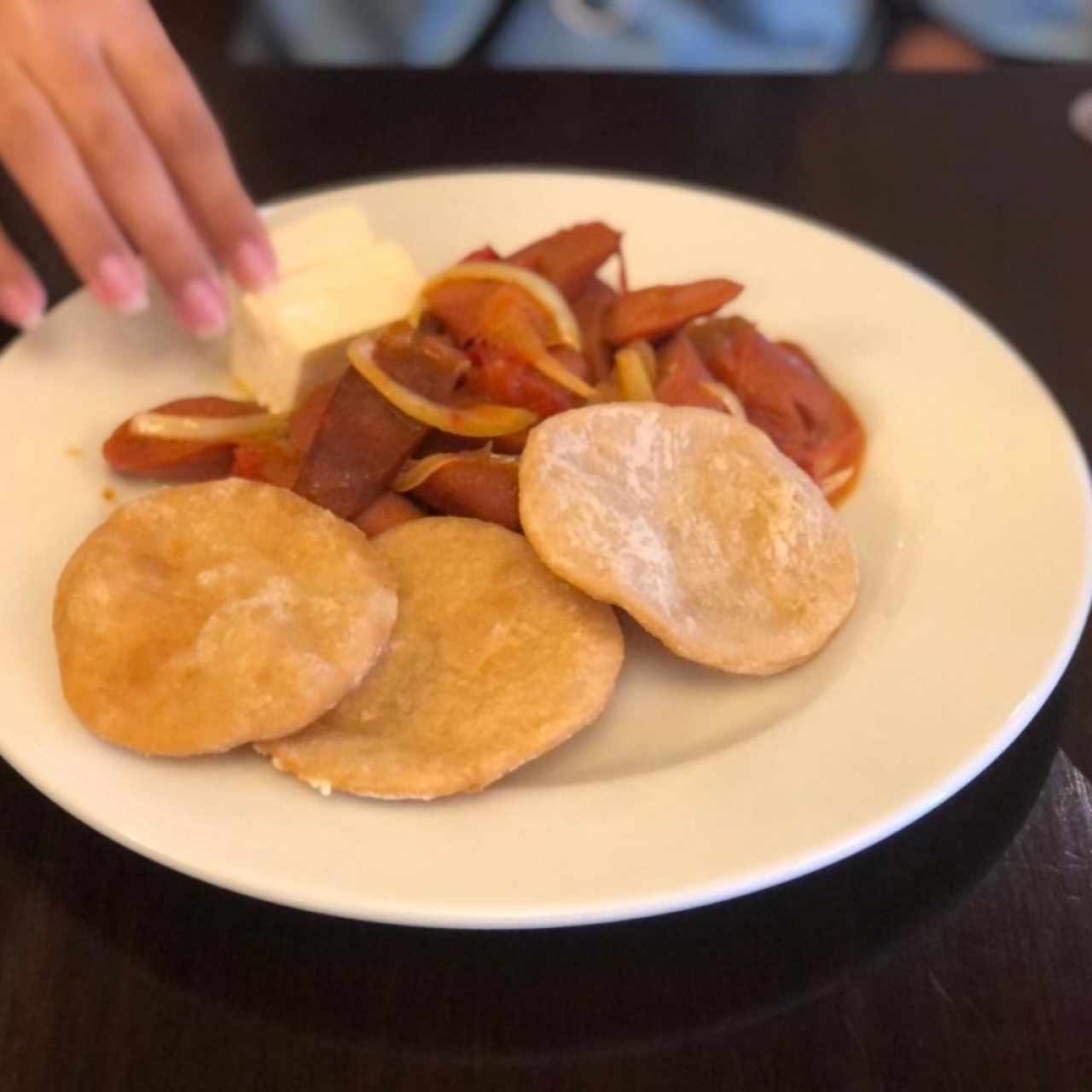 Desayuno panameño (hojaldre con salchichas guisadas y queso nacional) 