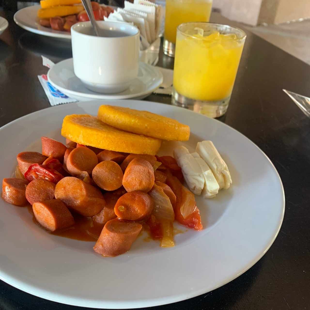 Desayuno Tipico: Salchichas guizadas con tortillas